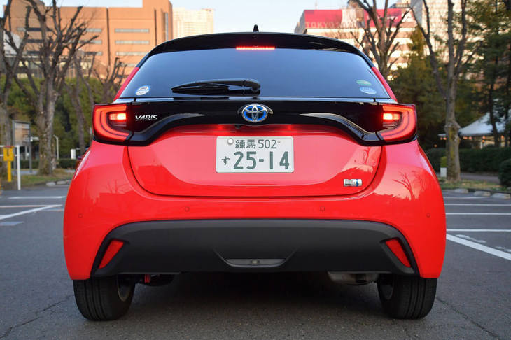 「ヤリス ハイブリッド」のリアビュー。