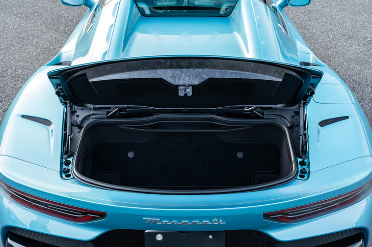 狭いながらも独立した荷室が備わるのがマセラティらしいところ。フロントフードの下にもコンパクトな収納がある。