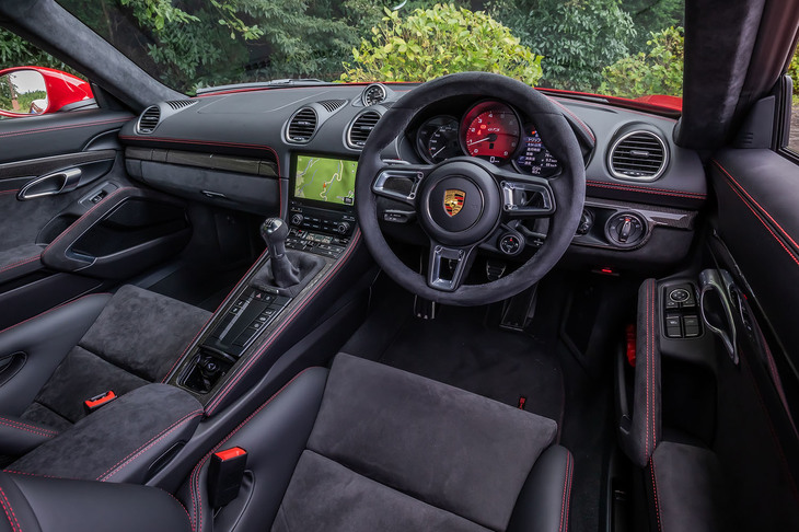 「718」シリーズの基本デザインを踏襲するインテリア。試乗車ではオプションとなる「カーマインレッド」の「GTSインテリアパッケージ」が選択されており、エンジン回転計やシートベルト、ステッチなどにレッドのコントラストカラーが用いられていた。