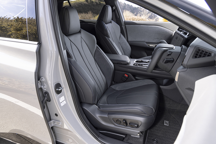 シート表皮は合成皮革の「L tex」。ウレタンと表皮を一体成型することで実現したという立体感が自慢だ。