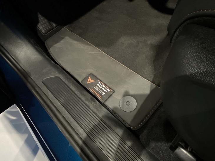 時流に従い、インテリアには再生素材を多用。そのアピールはフロアマットにも。