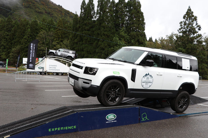 凹凸路に模した障害物を乗り越える際には、なんと1輪が浮いてしまう状況が発生。もちろん、この状態でも「ディフェンダー」の動きは安定。立ち往生するそぶりもなく、じんわりクルマを前進させるとシーソーのように前輪が着地する。デフロック機構付きの本格的4WDシステムを持つディフェンダーには、まさに朝飯前の芸当だ。