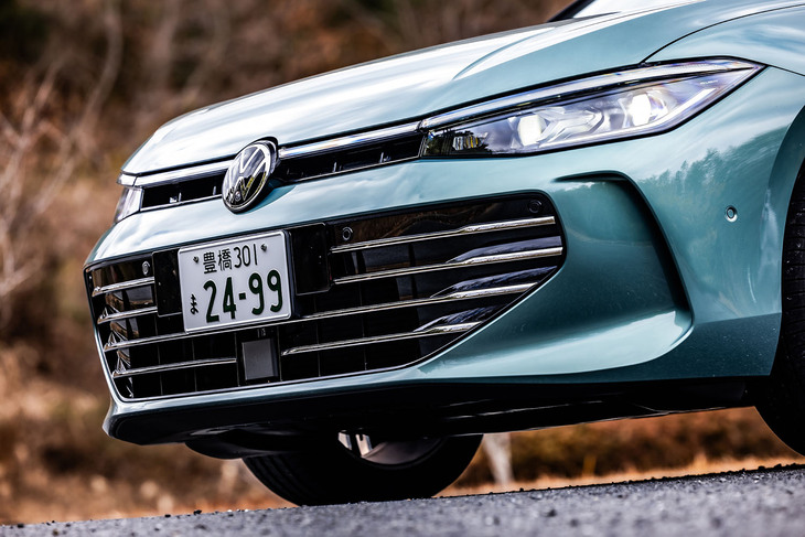 細いラジエーターグリルやシャープなヘッドランプ、それらを結ぶLEDライトストリップを採用するフロントマスクは、フォルクスワーゲンの中心的モデル「ゴルフ」との共通性を印象づける。