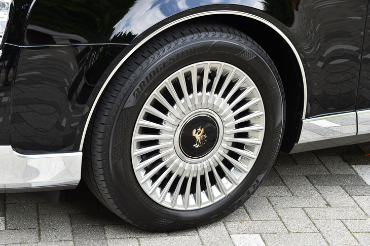 18インチサイズのアルミホイール。走行中の雑音を抑えるノイズリダクションタイプが採用されている。