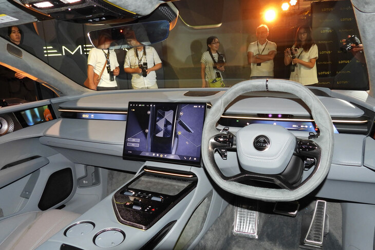 15.1インチの大型ディスプレイが目を引く「ロータス・エメヤ」の車内。55インチ相当のAR（拡張現実）ヘッドアップディスプレイも備わる。