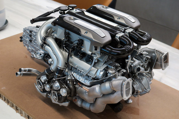 「ブガッティ・シロン」に搭載される、8リッターW16クワッドターボエンジンの模型。