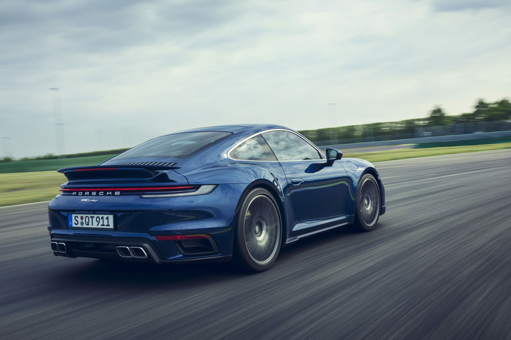 電子制御バイパスバルブ付きシンメトリカルVTGターボチャージャーを組み込んだ3.7リッター水平対向6気筒エンジンは、最高出力580PS、最大トルク750N・mを発生。