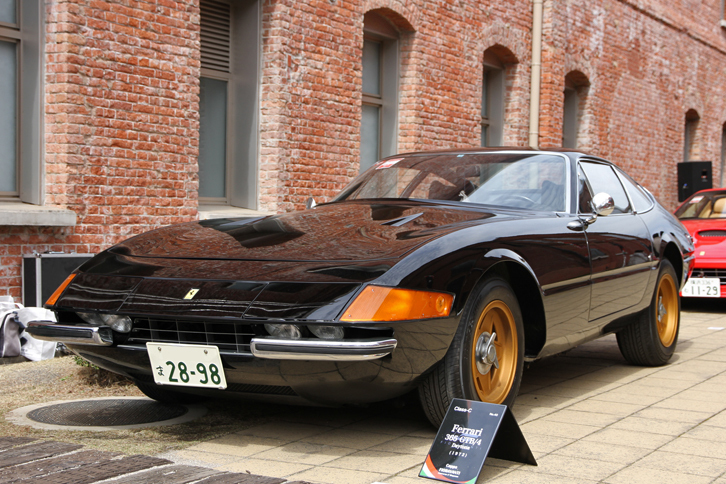 1972年「フェラーリ365GTB/4デイトナ」。96年に「550マラネロ」が登場するまで、最後のFRフェラーリとなっていたモデル。デイトナの愛称は、67年のデイトナ24時間で2台の「330P4」と1台の「412P」が、横1列に並んで1-2-3フィニッシュをキメたことにちなむ。特別賞であるフェラーリ・ジャパン賞を獲得。