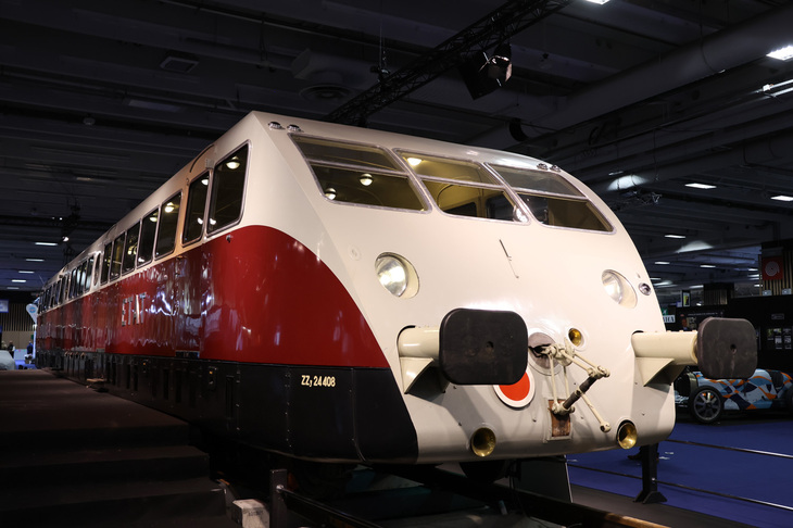 現存する唯一のブガッティ製気動車。ミュールーズの鉄道博物館「シテ・ドゥ・トラン」から「レトロモビル」のために運び出され、凱旋（がいせん）門の前を通って会場に搬入された。