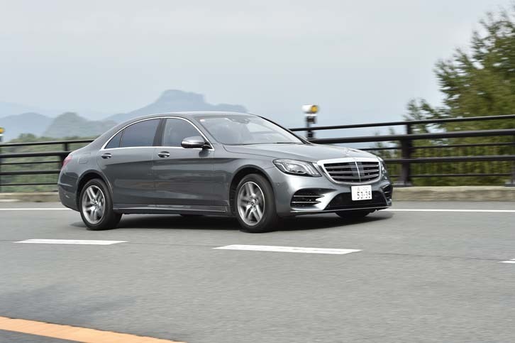 ワインディングロードを駆け上がる「S560 4MATICロング」。
