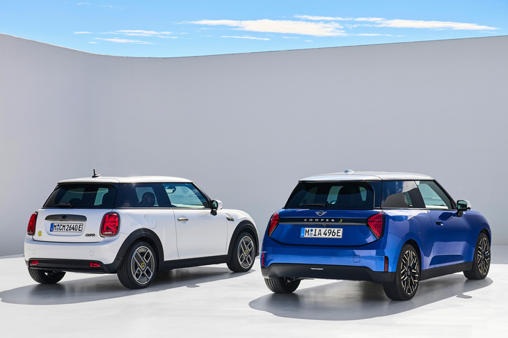 従来型（写真左）と新型（同右）の後ろ姿。全体を見てもディテールを見ても丸みを帯びていた従来型に対し、新型のオシリはややカクついている。