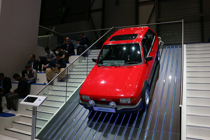 ちょっと前まで「ヴィニャーレ」と名付けられた“プレミアム仕様”を一押しにしていたフォードだが、2017年はスポーツムード一色で会場を盛り上げた。そのためブース内の各所には、さまざまな往年のスポーツモデルが。これは1989年製の「フィエスタXR2」。