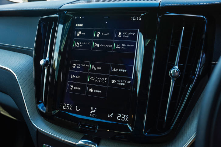タッチパネル式の9インチディスプレイでは、ナビゲーションのほか、電話、車両設定、オーディオ、シートコントロールなどがスマートフォン感覚で操作できる。