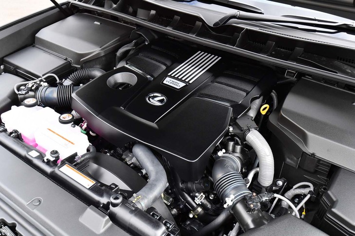 レクサスLX600（エンジンルーム）