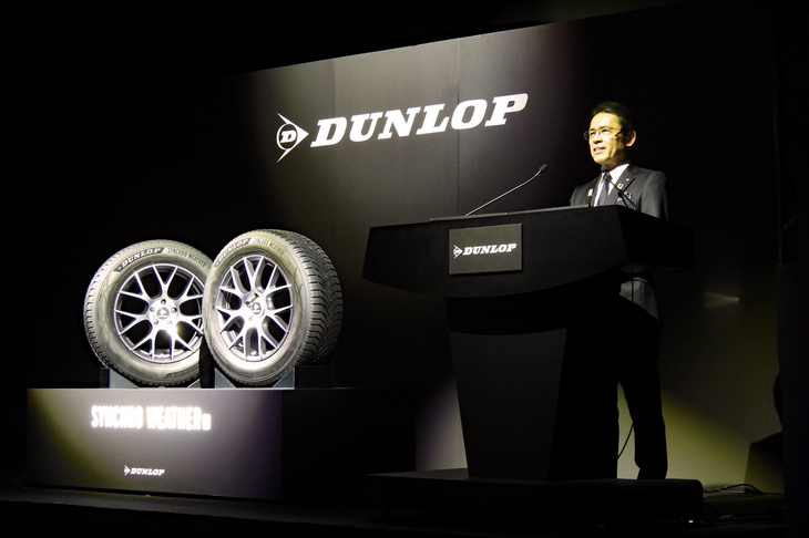 「シンクロウェザー」の商品特徴と「アクティブトレッド」技術について解説する、住友ゴムの山本 悟代表取締役社長。