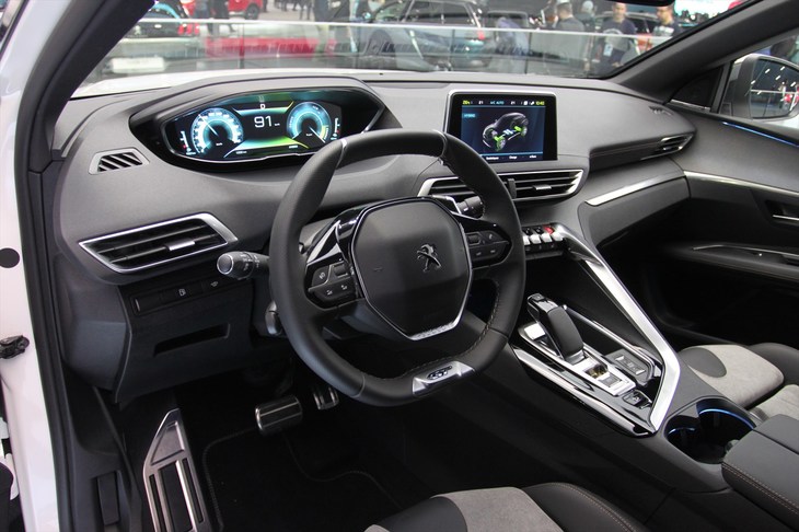 プジョー3008ハイブリッド4