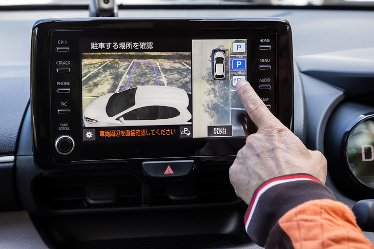 試乗車にオプション装備されていた駐車支援システム「トヨタチームメイト アドバンストパーク」を操作する様子。駐車場所の位置決めはタッチパネルを介して簡単に行える。
