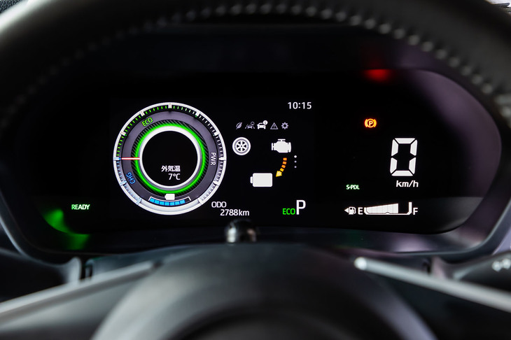 「アクティブマルチインフォメーションメーター」と呼ばれる専用メーターパネルが採用されるのも、ハイブリッドモデルの特徴。表示デザインは「先進」「ワクワク」「シンプル」「アナログ」の4種類が用意されており、写真はアナログを表示した様子。