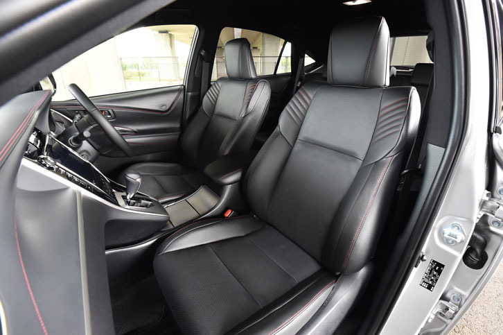 プレミアムナッパ本革で仕立てられた、上級グレード「プログレス“Metal and Leather Package”」のシート。ターボ車のシートカラーはブラックで、ほかのモデルには茶系のダークサドルタンのシートカラーも設定される。