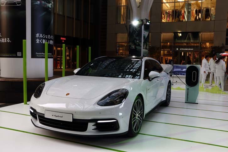 イベント会場に展示された「ポルシェ・パナメーラ4 E-ハイブリッド スポーツツーリスモ」。