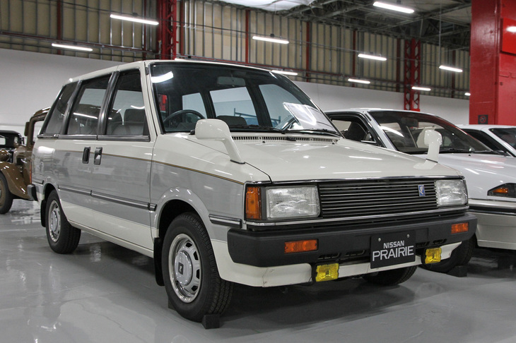 1984年「日産プレーリーJW-G」。ミニバンの先駆けである初代プレーリーは、1982年に「びっくり BOXY SEDAN」といううたい文句とともにデビュー。前出の「オースターJX」や「スタンザ」をベースとしたFFプラットフォームに、左右ともにBピラーがなく、スライド式のリアドアを持つボディーを架装していた。全高を1600mmに抑えながらも、低床設計により広い室内空間を確保。多彩なシートアレンジも可能で、優れたパッケージングを実現した意欲作だった。