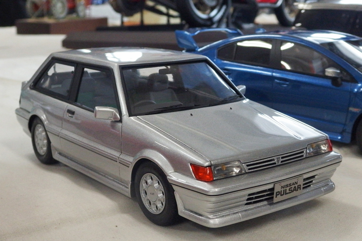 作者は異なるが、これまたそんな一台。“赤いファミリア”をモデル化したフジミ製1/24「マツダ・ファミリア1500XG（BD）」をベースに作られた「日産パルサー3ドアハッチバック（N13）」。モデラー氏いわく「ファミリアの直線的なラインを見て、似てるからイケるんじゃないかと思った」とのこと。