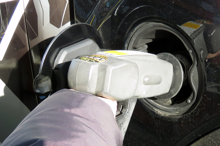 急速に減少を続けるガソリンスタンド。あるいは日本におけるEVの普及は、「近所にガソリンスタンドがなくなった」という切実な理由を持つユーザーから進んでいくのかもしれない。