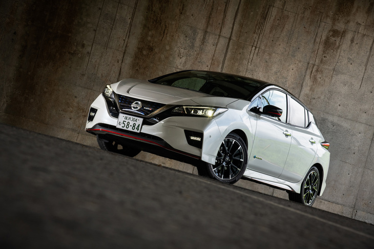 「リーフNISMO」のボディーカラーは全5色。ブラック以外の4色には、ルーフをブラックで塗り分けるツートンカラーも用意されている。