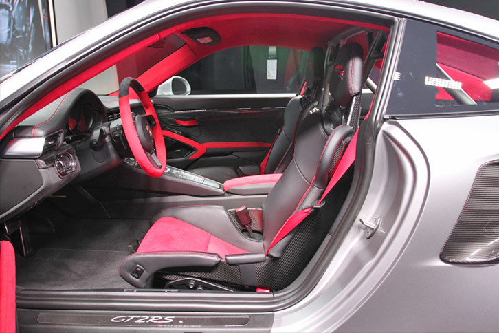 ポルシェ911 GT2 RS（フロントシート）