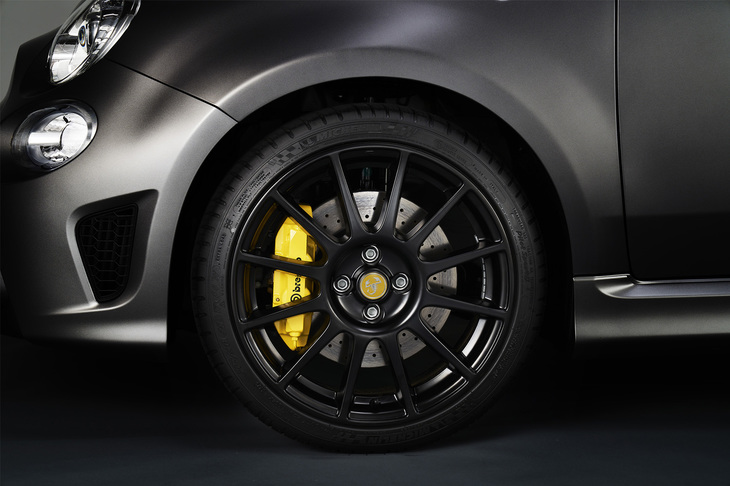 12本スポークの専用17インチアルミホイールや、イエロー仕上げのブレンボ製4ポッドブレーキキャリパーで足まわりが強化される。