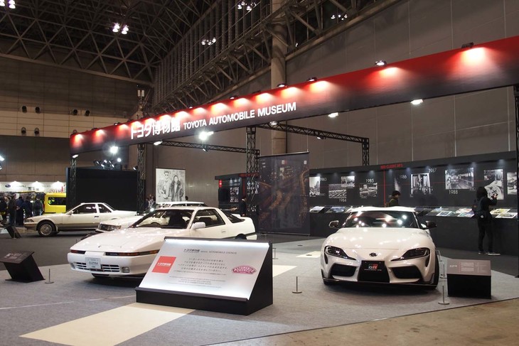 「Neo Classic 80's」をテーマとするトヨタ博物館のブース。左は「スープラ3.0GT」（MA70型／1988年）、右が最新の「スープラRZ」（A90型）