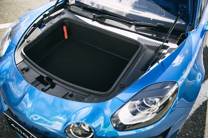 フロントのボンネット下は、ほかの「A110」シリーズと同様、ラゲッジスペースとなる。容量は100リッター。