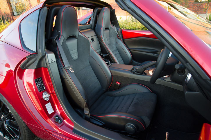 「RS」グレードにはナッパレザーとアルカンターラを用いたレカロ製のコンビシートが標準装備される。