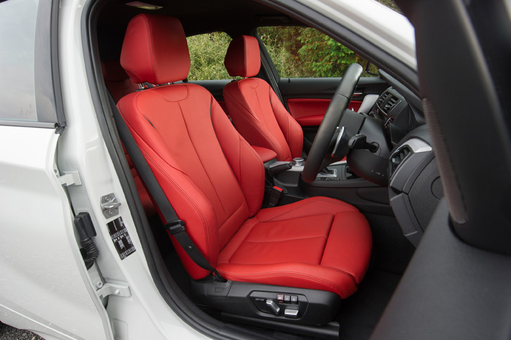 シートには、クロスとアルカンターラのコンビタイプと、ダコタレザーのものの2種類を用意。色は前者が「ブラック」、後者は「オイスター」と「コーラル・レッド」（写真）から選択可能となっている。