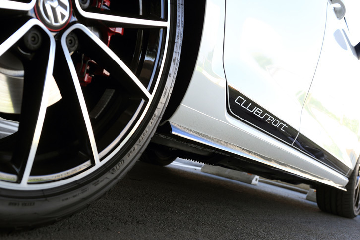 ドアの下部に施された「CLUBSPORT」のロゴ。