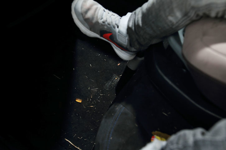 気が付けば足元には、お菓子の食べかすや車外から持ち込んだ土ぼこりが。