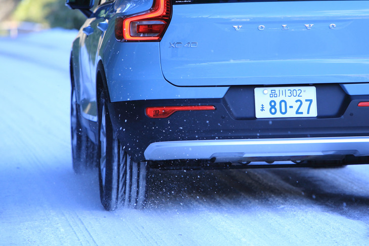 「アシュアランス ウェザーレディー」のコンパウンドには新開発の大豆油が配合されており、気温の低い場所でも高いグリップ力を発生する。