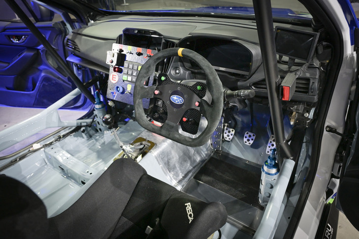 「スーパー耐久シリーズ2026 新参戦車」のインテリア。ダッシュボードにベースとなった「クロストレック」の面影を感じるものの、カーペットや助手席シートなどが取り払われ、レーシングマシン然としたコックピットとなっている。