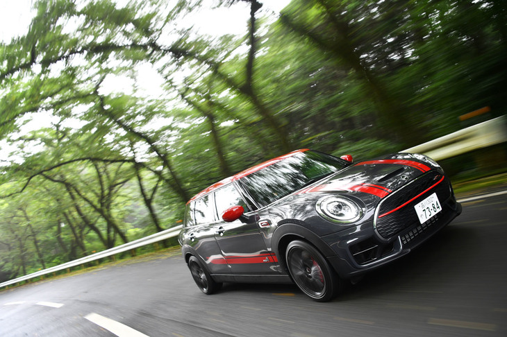 2019年10月に導入された「MINIクラブマン」のマイナーチェンジモデル。今回、池沢早人師先生がステアリングを握ったのはトップモデルの「ジョンクーパーワークス」で、最高出力306PSの2リッター直4ターボエンジンを搭載する。