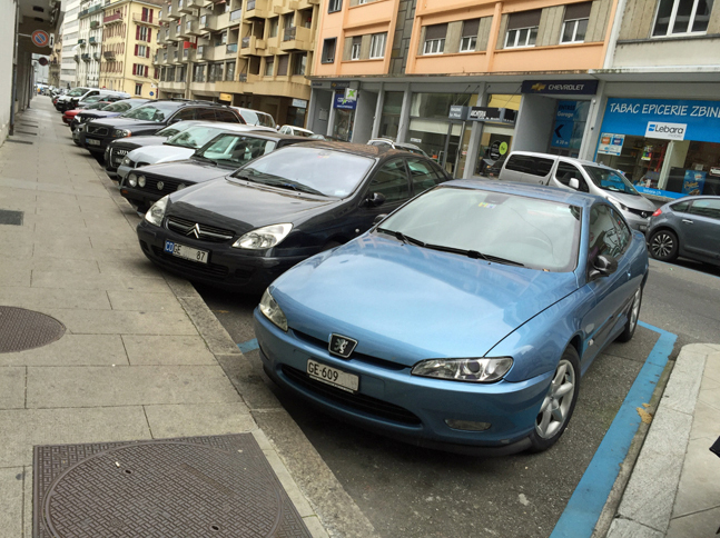 街角で見かけた珍車その1。今見てもピニンファリーナのデザインがすがすがしい、「プジョー406クーペ」。