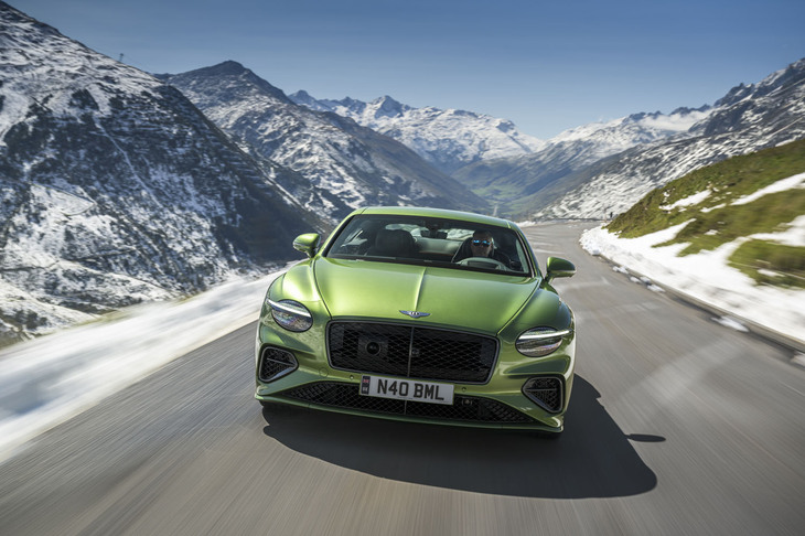 新型「コンチネンタルGTスピード」が0-100km/h加速に要する時間は3.2秒。最高速は335km/hと公表される。「GTCスピード」ではそれぞれ3.4秒、285km/h（電子制御により制限）となる。