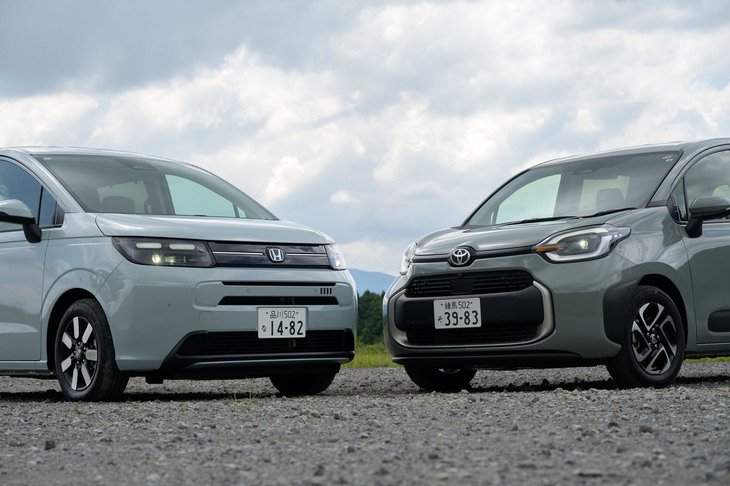 日本を代表するコンパクトミニバンは果たしてどちらなのか!?　それにしても試乗車のボディーカラーの色味が近すぎたのではないか、というのが編集担当F氏の反省の弁である。