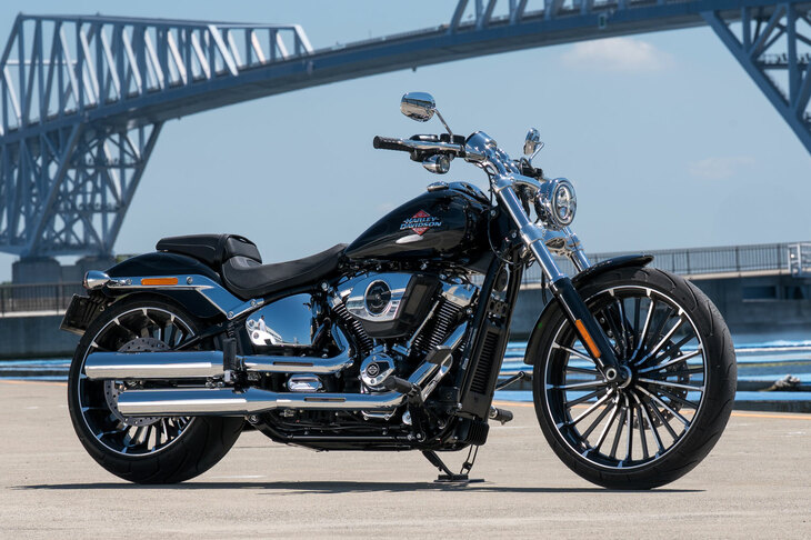 ロー＆ロングなスタイルと、豪快な加速性能が魅力のカスタムクルーザーとして、2012年に登場した「ブレイクアウト」。今日の日本では、ハーレーの販売台数で常に「ローライダーST」と1位を争う人気機種となっている。