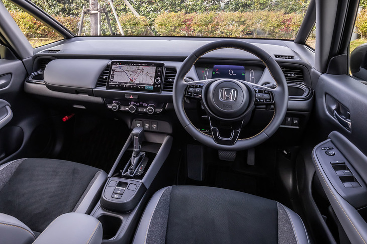 グレーを基調とした「フィットe：HEV RS」のインテリア。ステアリングホイールやシートに、イエローのステッチがアクセントを添える。