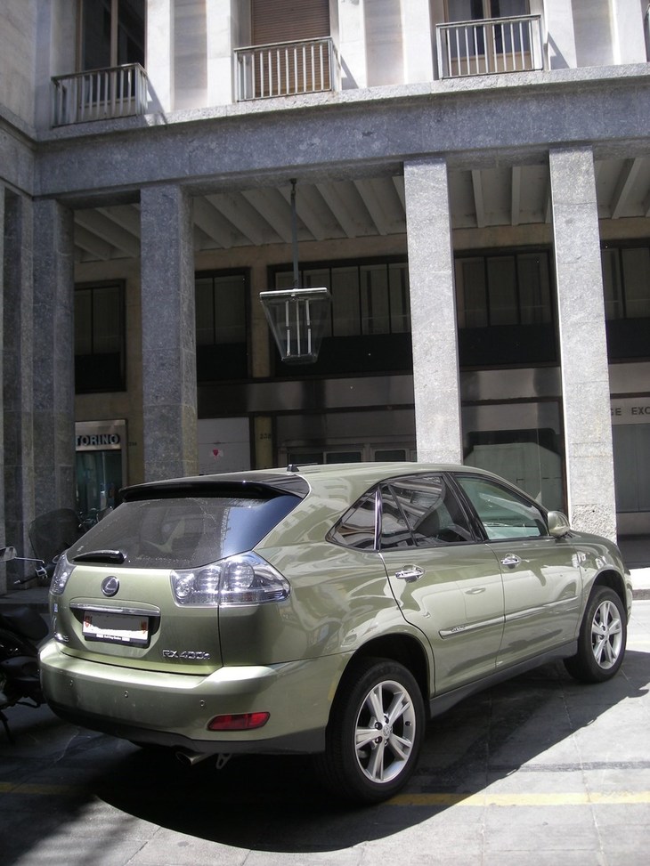 「RX400h」は欧州で最初にレクサスの存在を本格的に知らしめたモデルだった。2010年5月にトリノで見つけたスイスのナンバー付き車両。