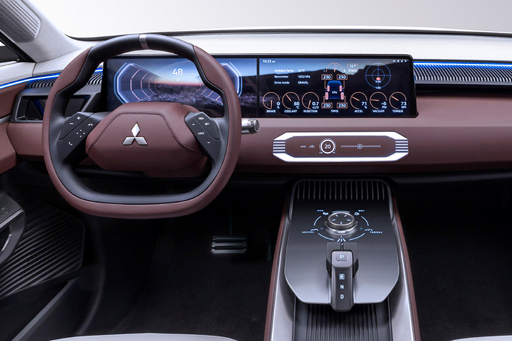 フル液晶ドライバーディスプレイとセンターディスプレイを一体化させた大型パネルを採用。路面状況など運転に必要な情報を表示する3連メーターも備わる。