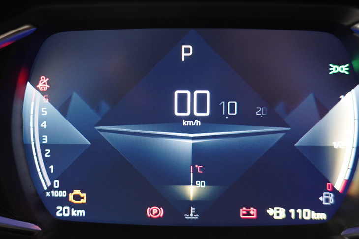 メーターパネルはフル液晶タイプ。画面表示は1920年代のアールデコ様式を現代的に解釈したものと説明されている。