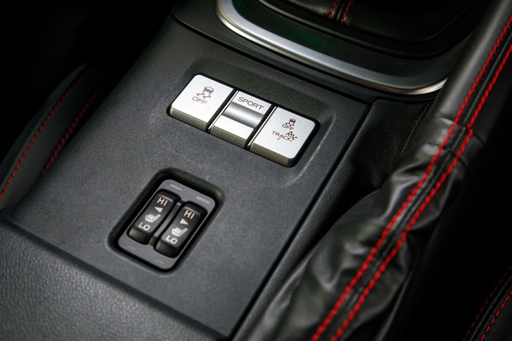 6段MT車の「スポーツ」モードスイッチは「BRZ」のみが採用。これをアクティブにしたときだけスロットルレスポンスが鋭くなるところが「GR86」との違いだ。