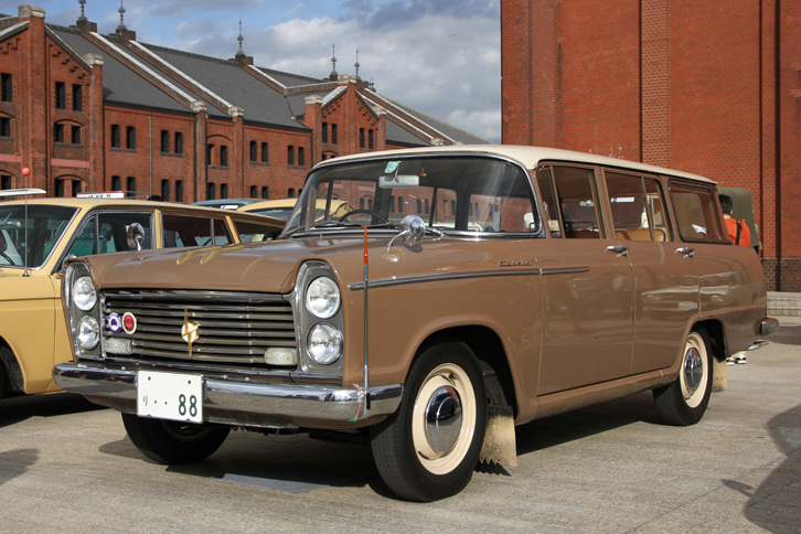 「日産セドリック バン」。1960年に登場した初代セドリックに、翌1961年に加えられた4ナンバーの商用バンの最初期型。しかもこの個体は、後席バックレストが2：1の分割可倒式になっている特注の寝台車仕様である。