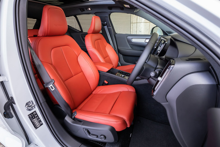 運転席には、ドアミラー連動メモリー機能付きの8Way本革パワーシートが標準装備される。シート表皮は「オキサイドレッド」（写真）を含む全4色から選択できる。